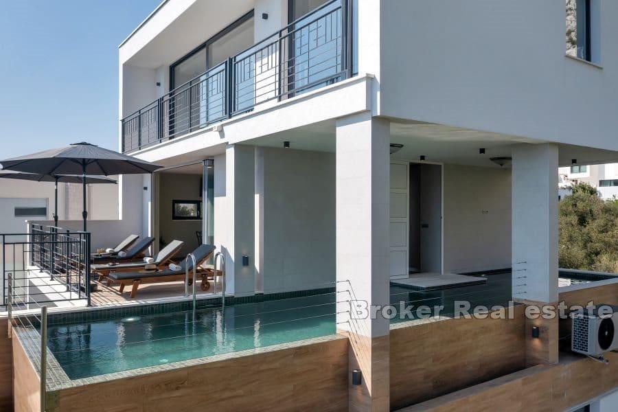 Villa con piscina e vista mare aperta