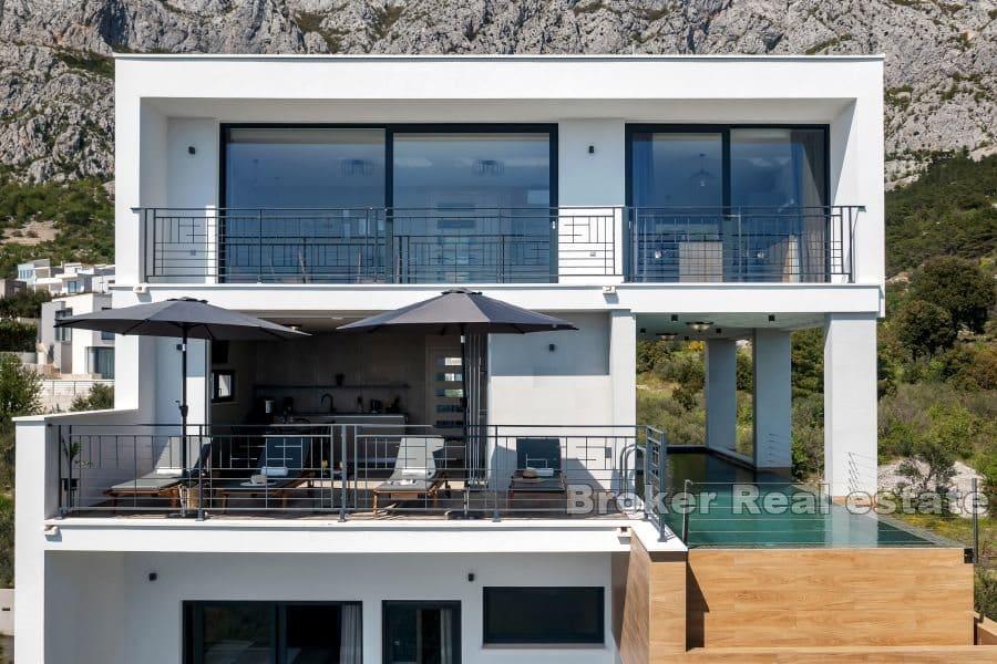 Villa con piscina e vista mare aperta