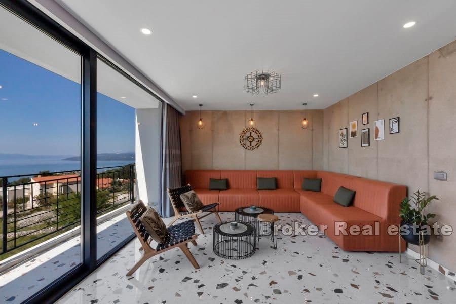 Villa con piscina e vista mare aperta