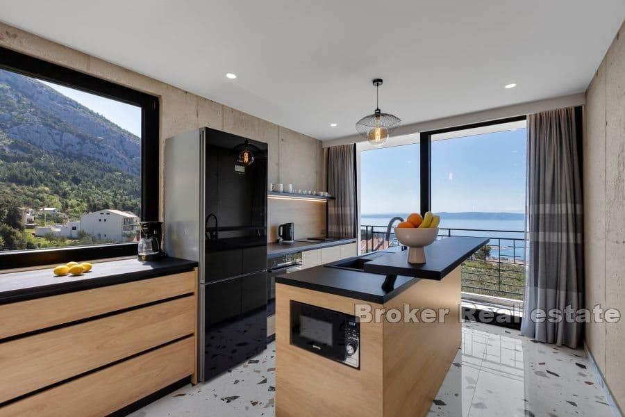 Villa con piscina e vista mare aperta