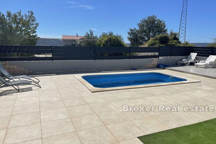 Penthouse mit Pool und Meerblick