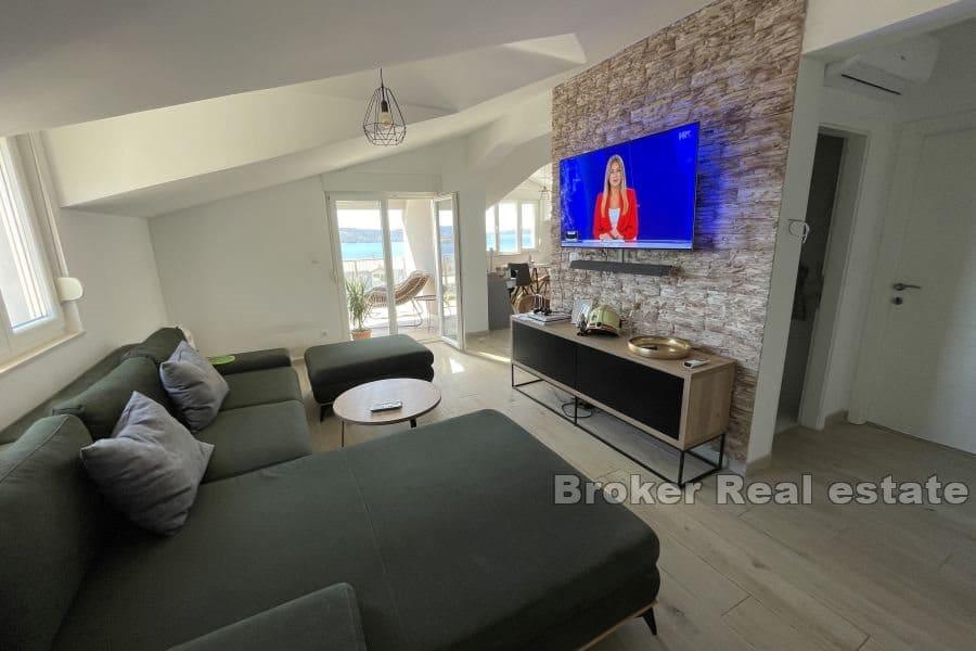 Penthouse mit Pool und Meerblick