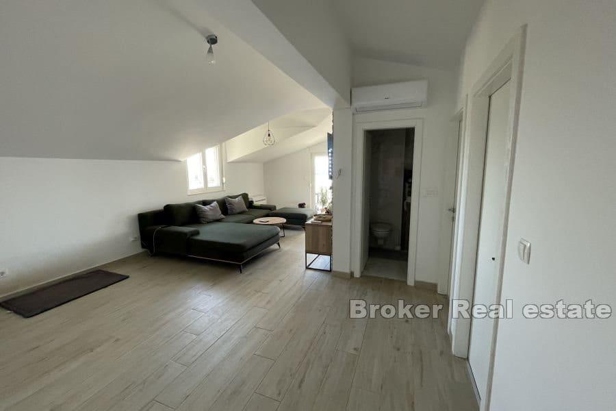 Penthouse mit Pool und Meerblick