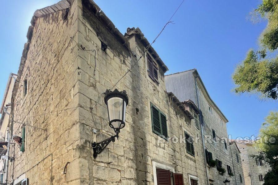 Maison en pierre au centre