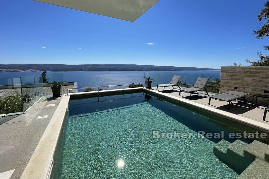 Villa con vista mare aperta e piscina