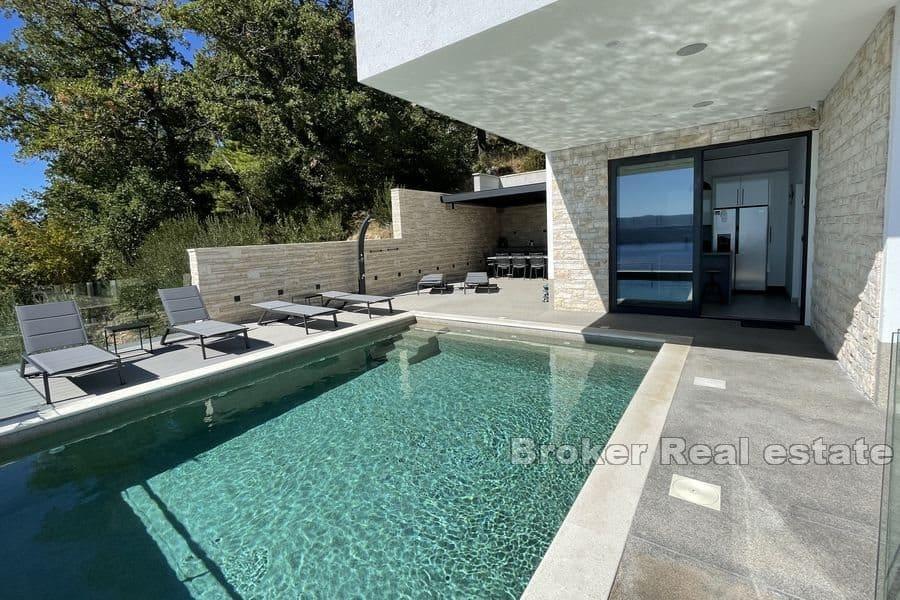 Villa con vista mare aperta e piscina