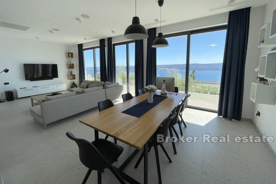 Villa con vista mare aperta e piscina