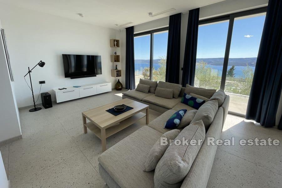 Villa con vista mare aperta e piscina