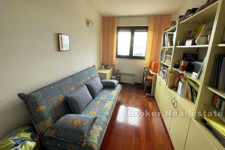 Meje, ampio trilocale con vista mare