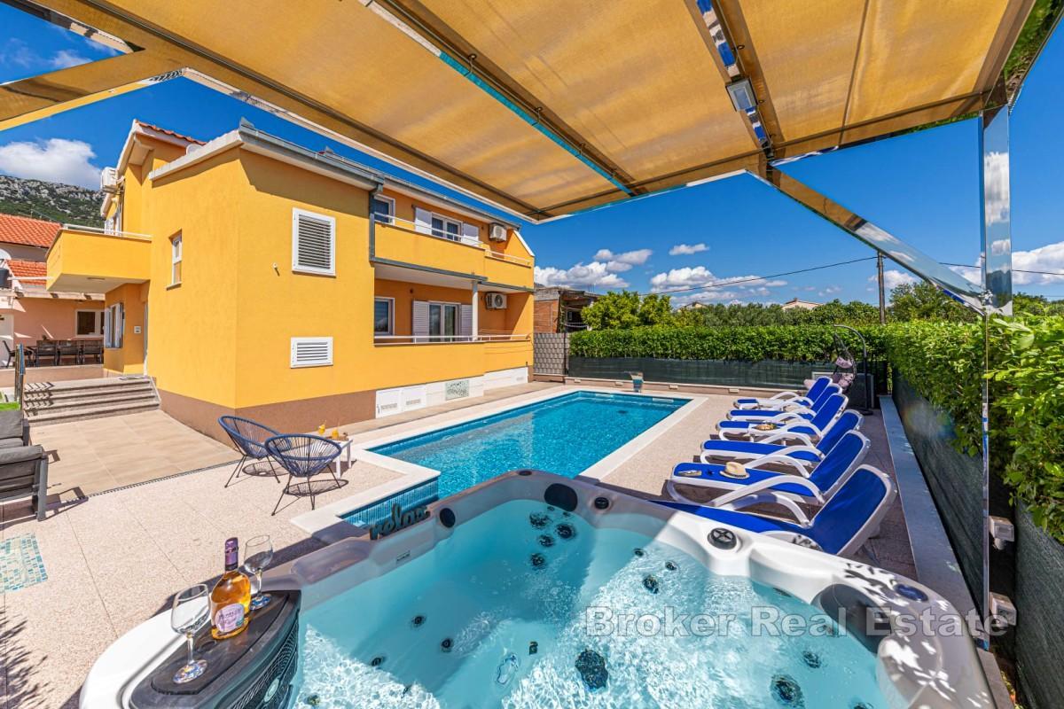 Une belle villa avec piscine