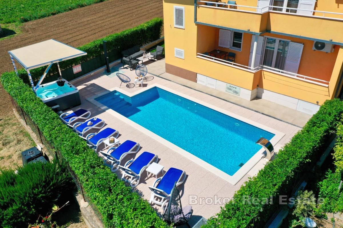 Une belle villa avec piscine