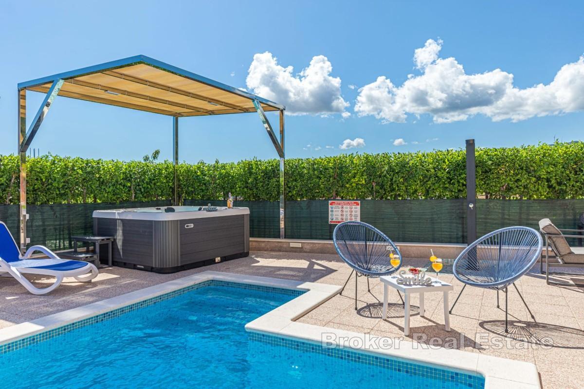 Une belle villa avec piscine