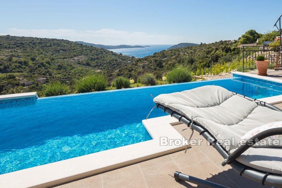 Proprietà ideale con piscina e vista mare