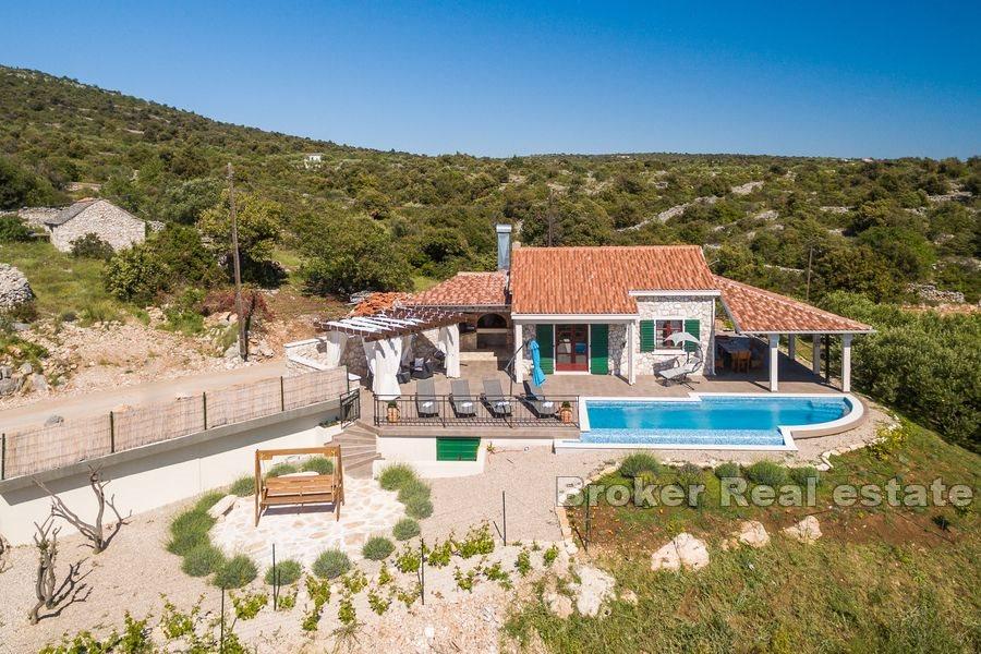 Proprietà ideale con piscina e vista mare