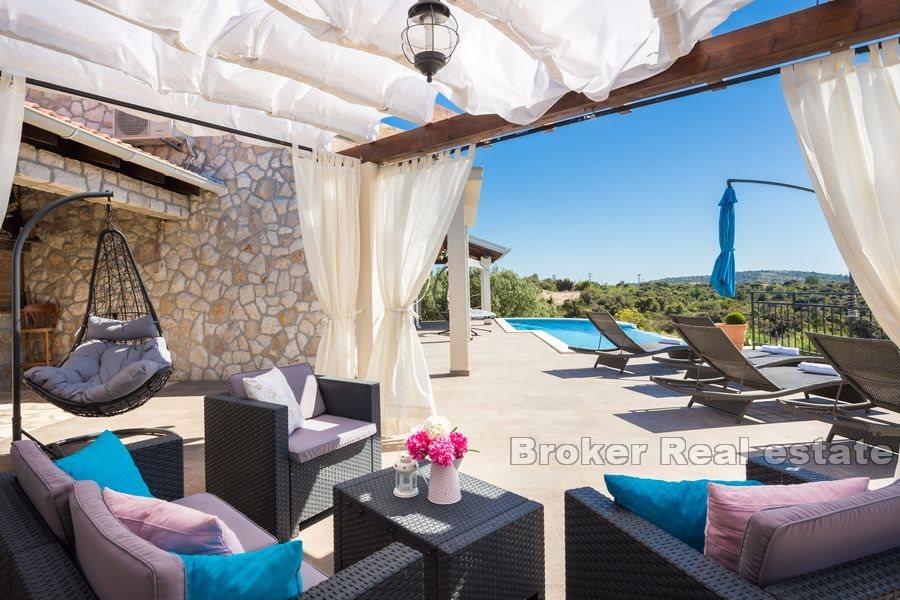 Proprietà ideale con piscina e vista mare