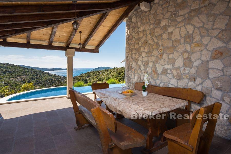 Proprietà ideale con piscina e vista mare
