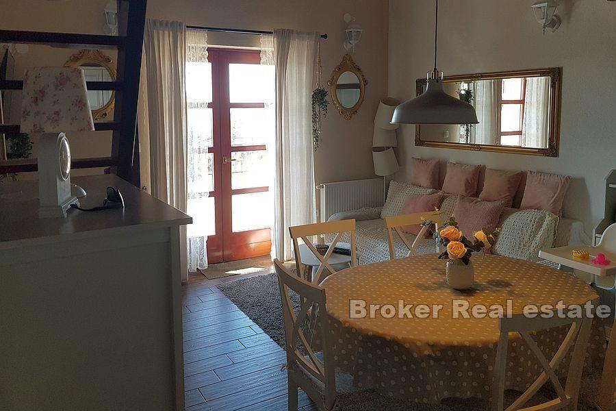 Proprietà ideale con piscina e vista mare
