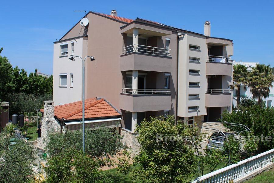 Budova se 6 byty a prostorným dvorem