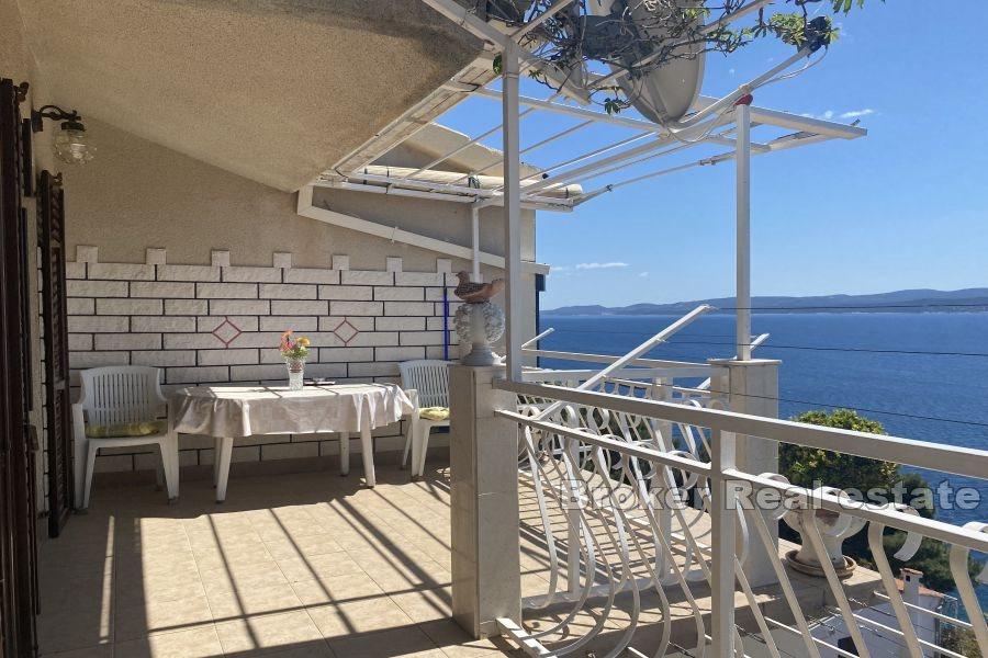 Immeuble près de la mer