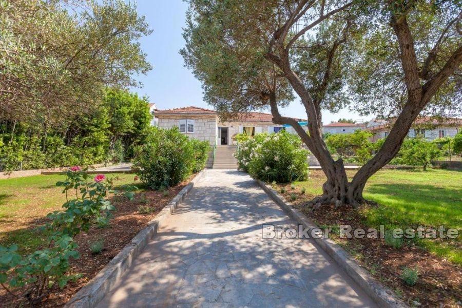 Una bella casa con un ampio giardino