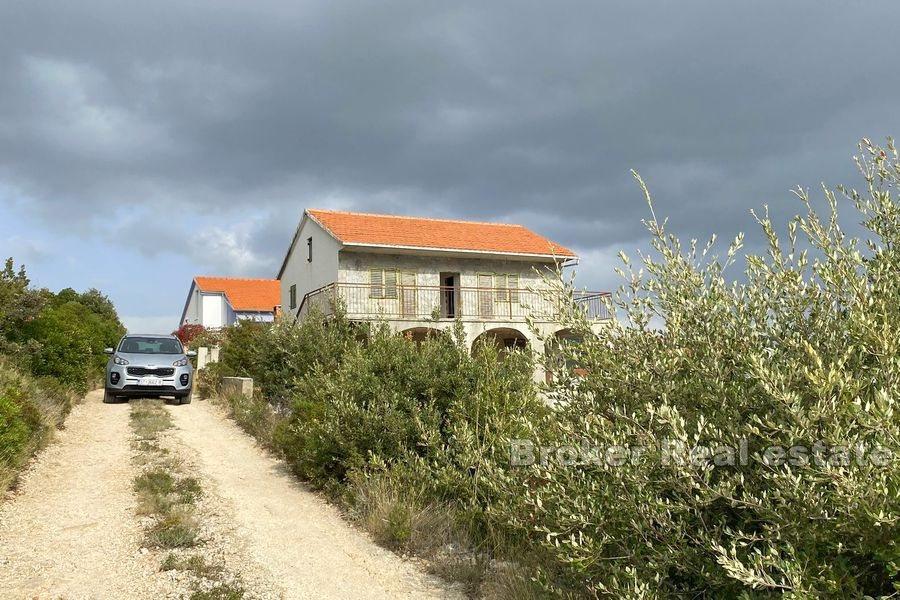Hus med stor tomt med vakker beliggenhet
