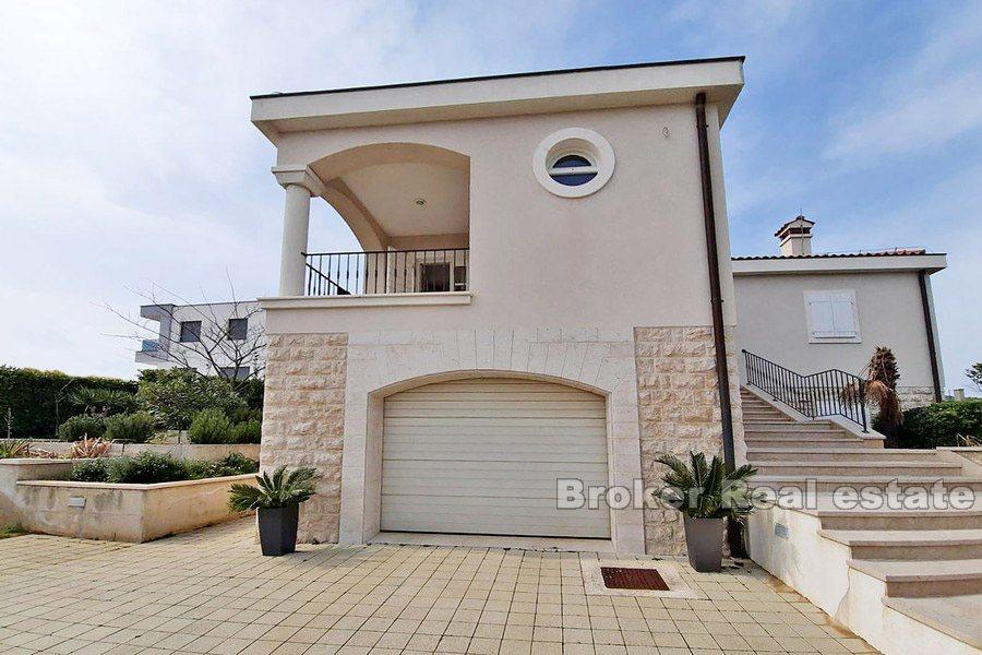Villa mit Pool und Meerblick