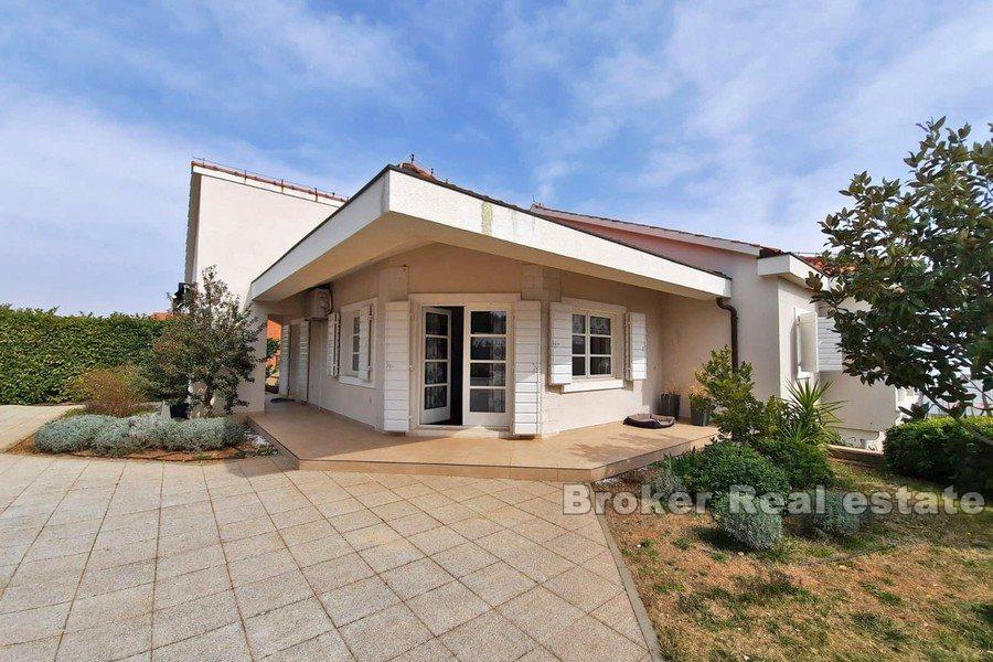 Villa mit Pool und Meerblick