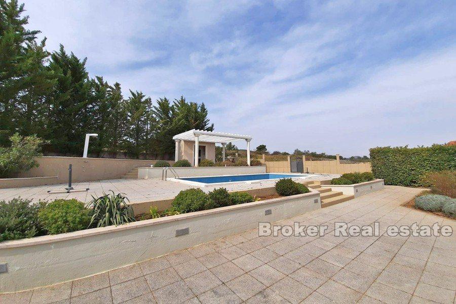 Villa mit Pool und Meerblick