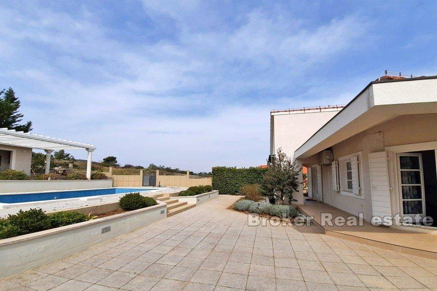 Villa mit Pool und Meerblick