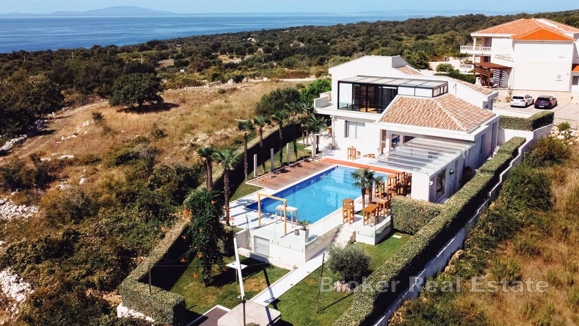 Villa moderna con vista mare e piscina