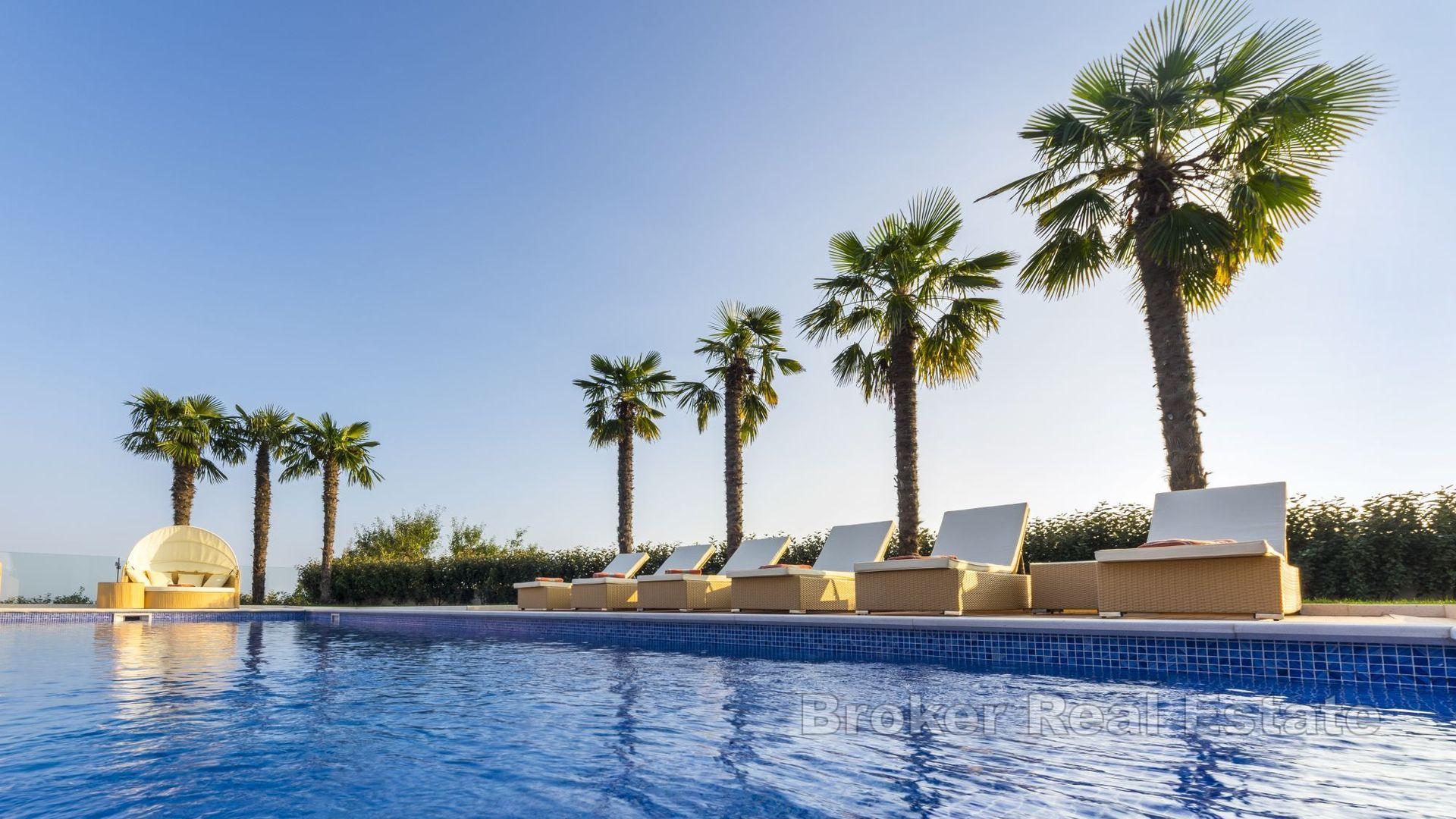 Villa moderna con vista mare e piscina