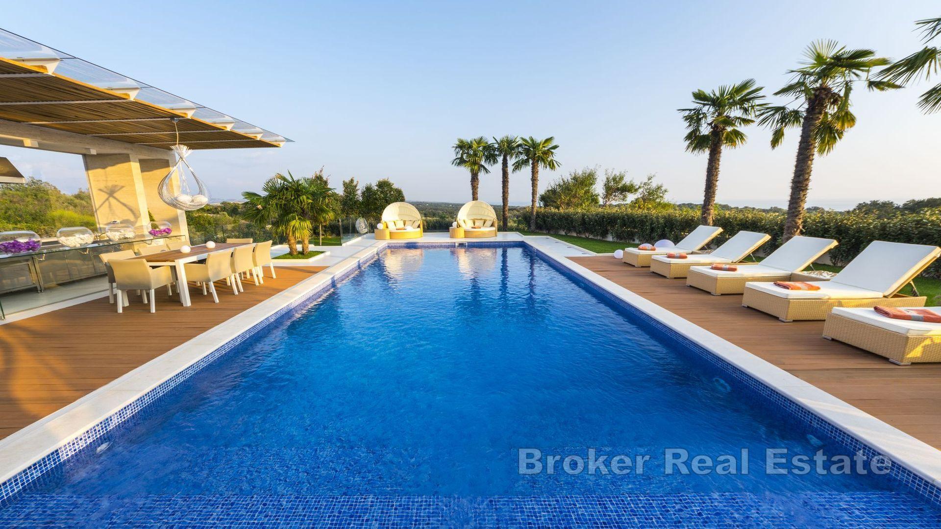 Villa moderna con vista mare e piscina