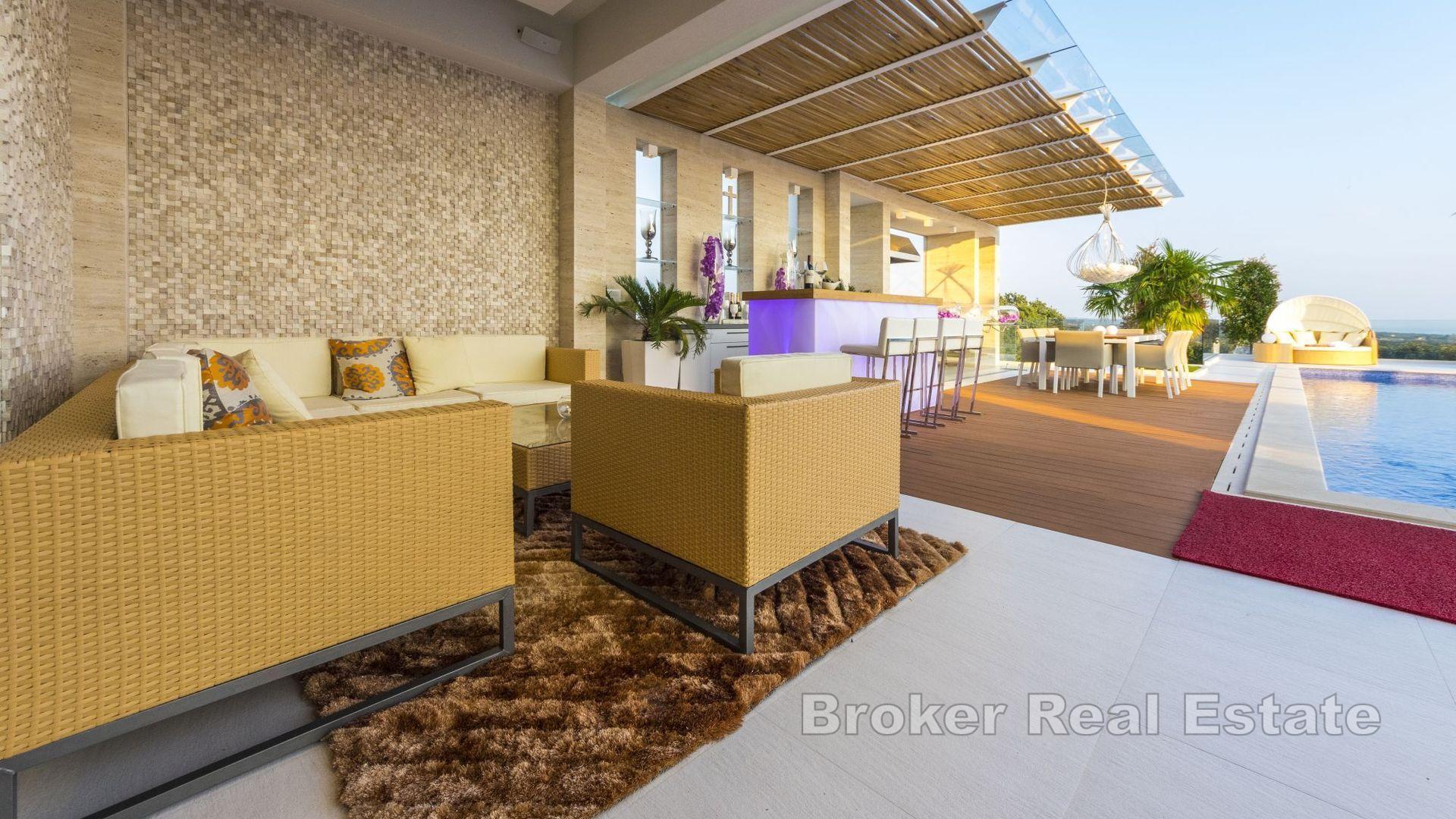 Villa moderna con vista mare e piscina