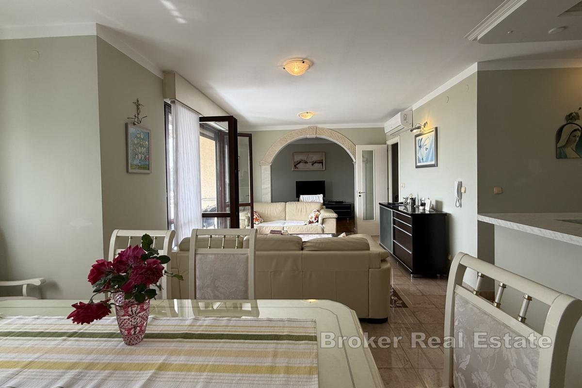 Ampio appartamento con due camere da letto e vista mare aperta