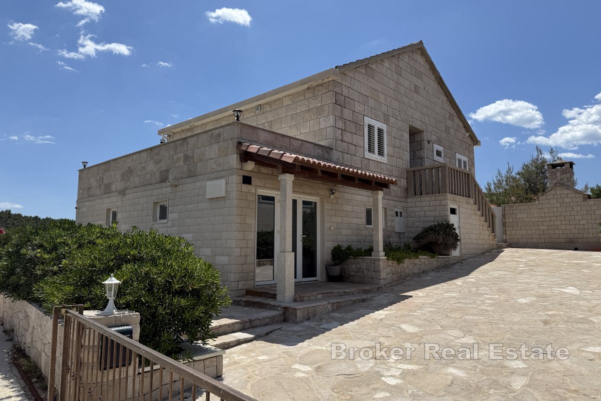 Casa con piscina e vista mare