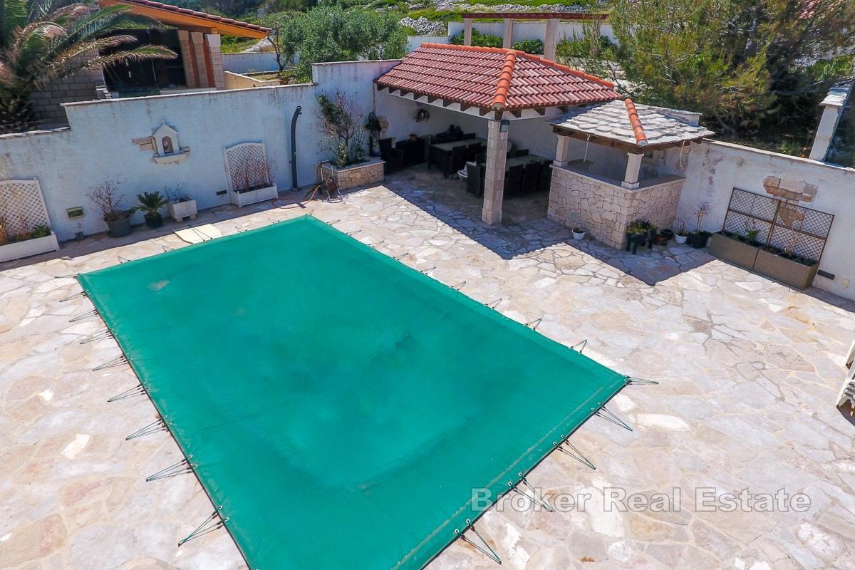 Casa con piscina e vista mare