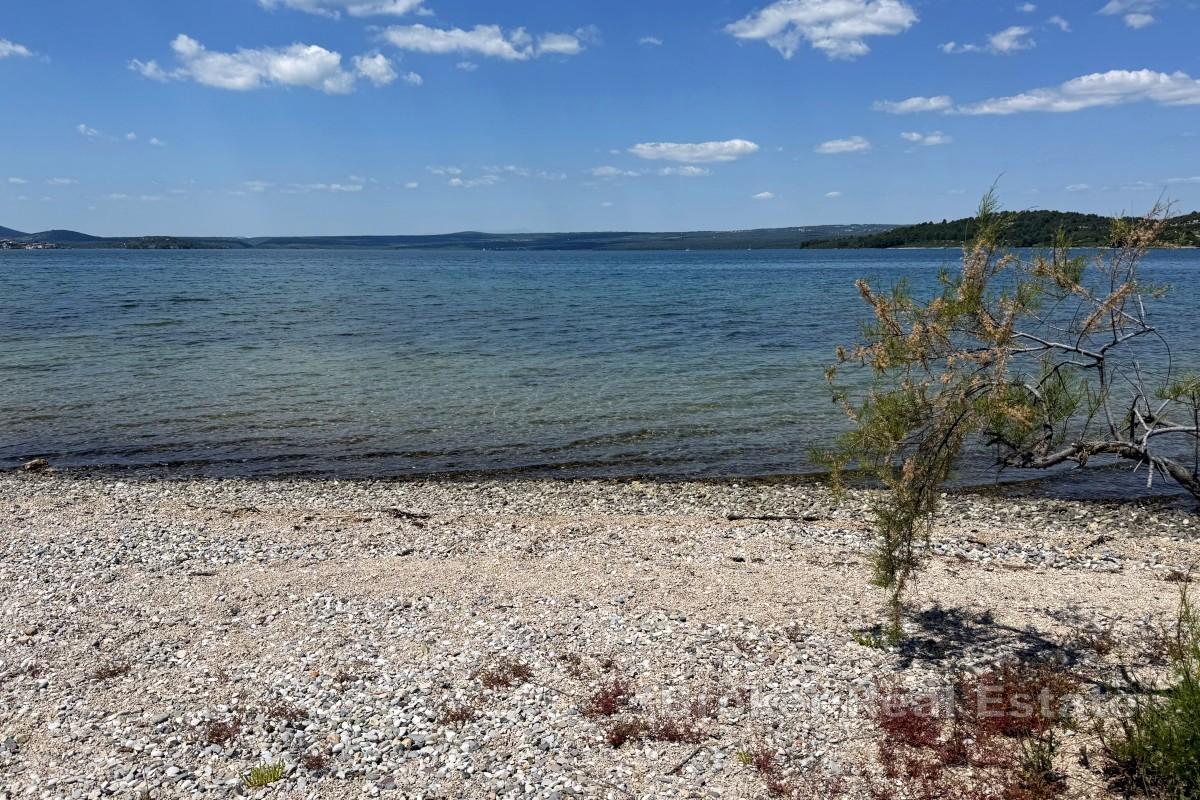Ampio terreno edificabile adiacente ad una bella spiaggia