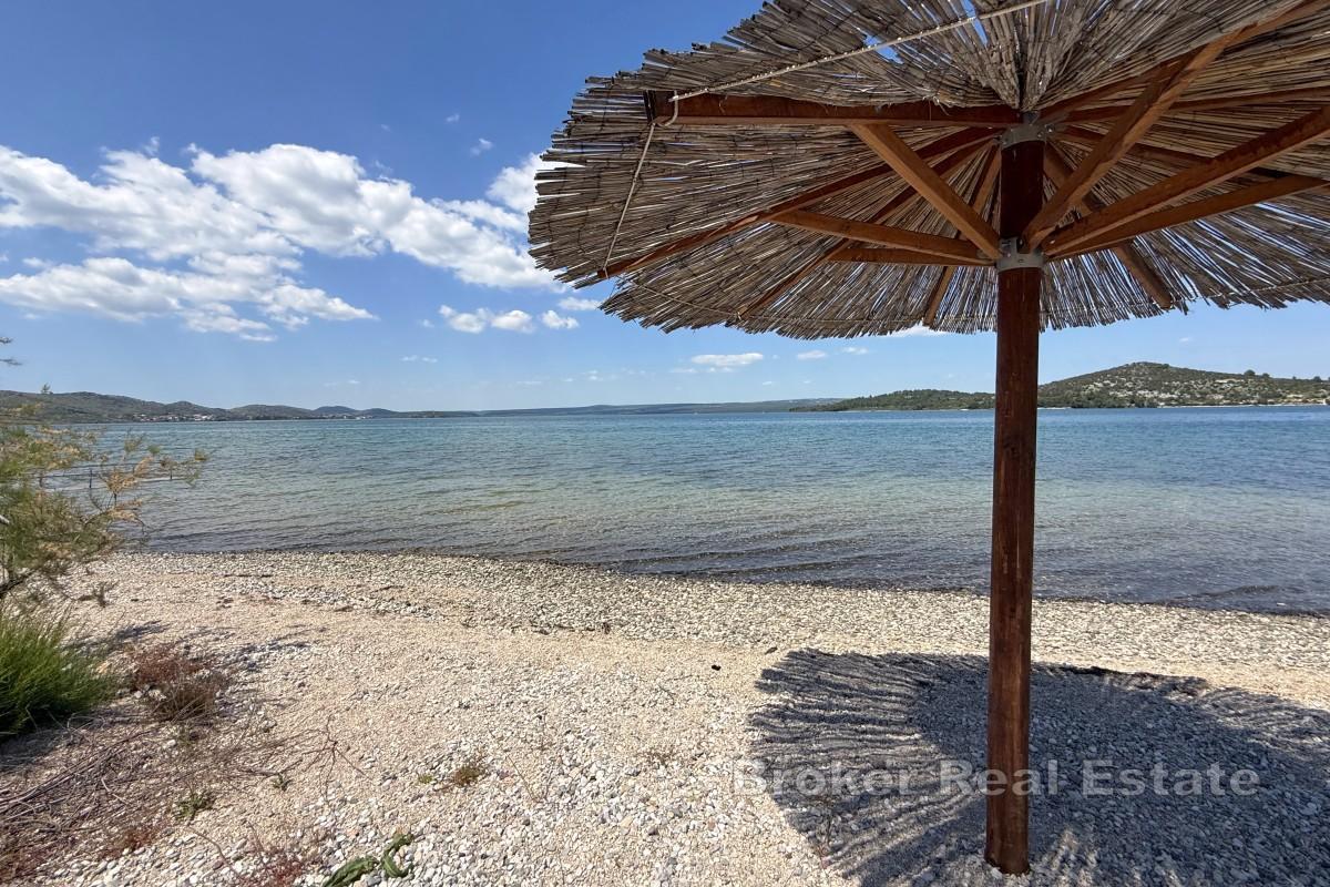 Ampio terreno edificabile adiacente ad una bella spiaggia