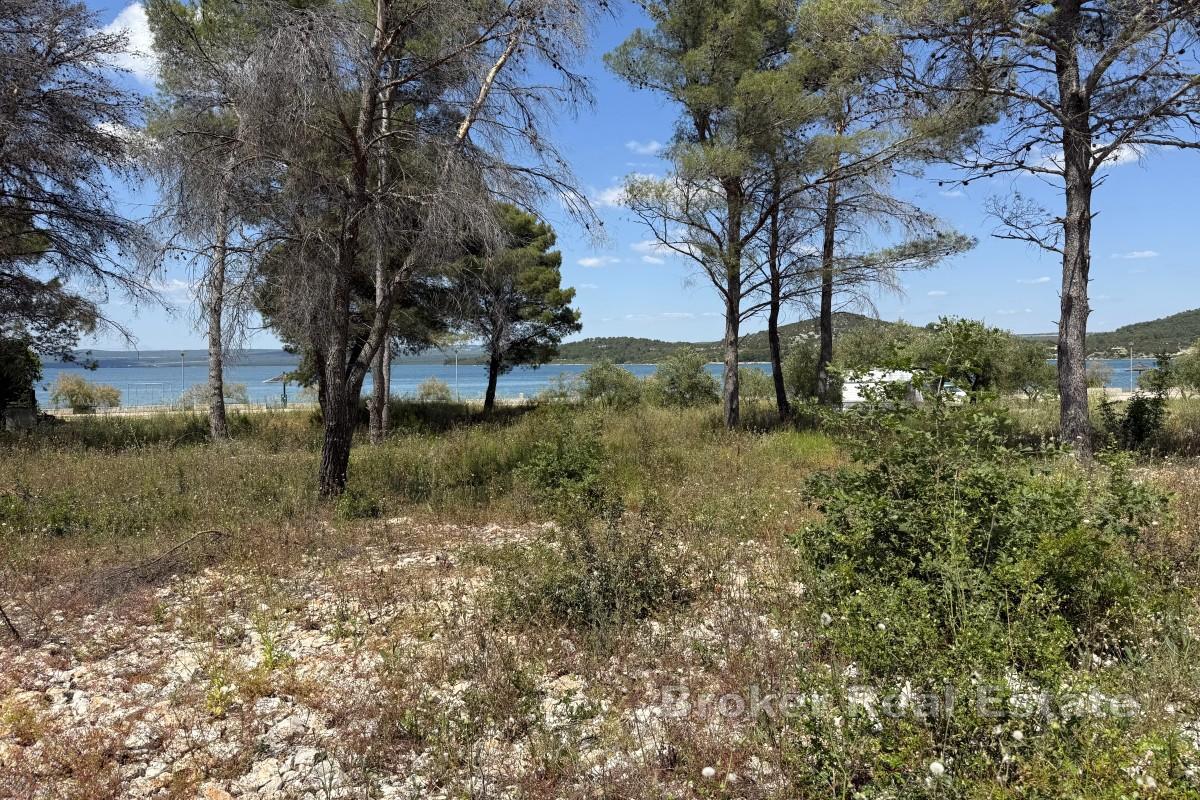 Ampio terreno edificabile adiacente ad una bella spiaggia