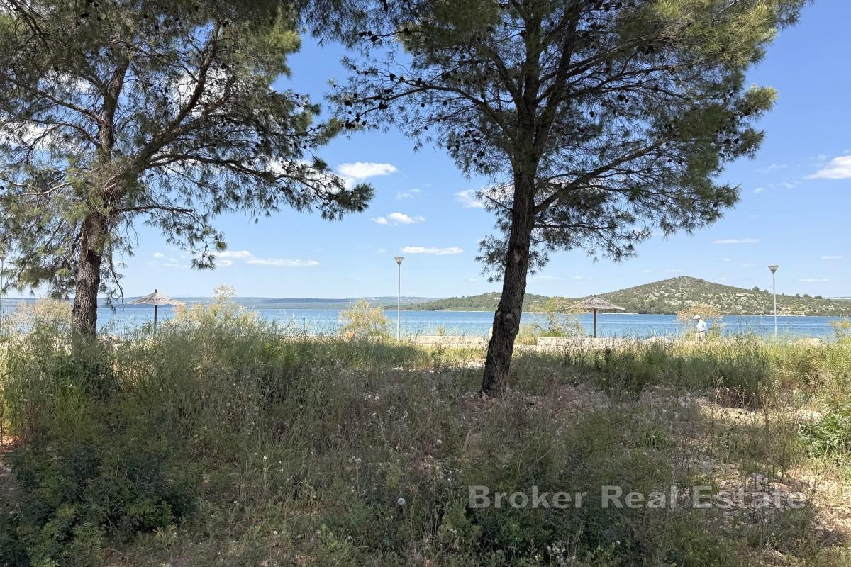 Ampio terreno edificabile adiacente ad una bella spiaggia