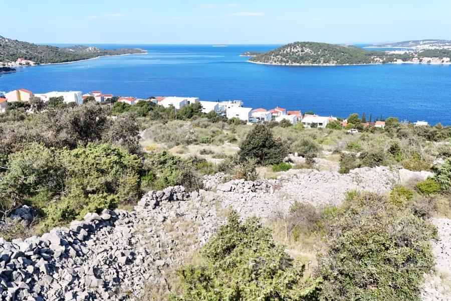 Ampio terreno edificabile con vista mare
