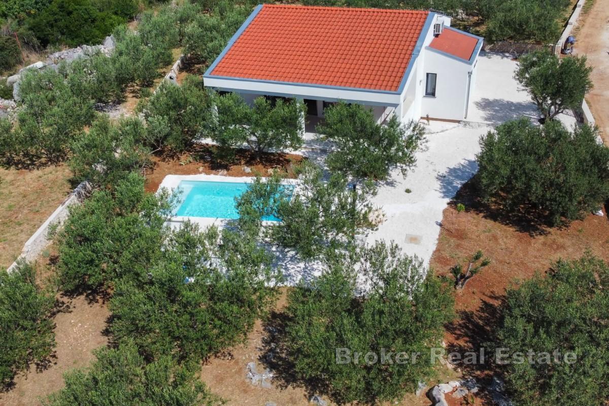 Modernes Einfamilienhaus mit Pool und angelegtem Olivenhain