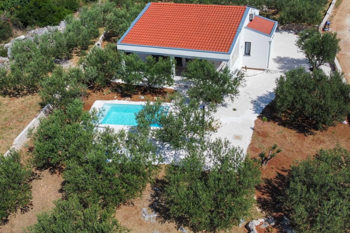 Modernes Einfamilienhaus mit Pool und angelegtem Olivenhain