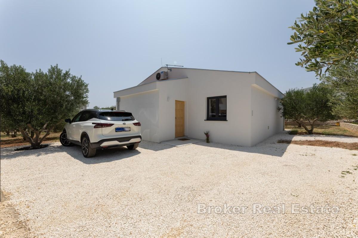 Modernes Einfamilienhaus mit Pool und angelegtem Olivenhain