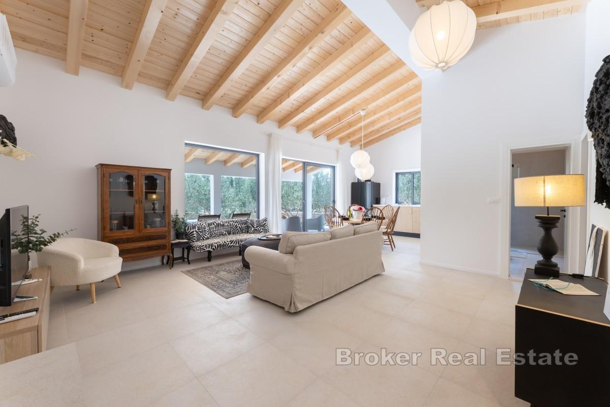 Modernes Einfamilienhaus mit Pool und angelegtem Olivenhain
