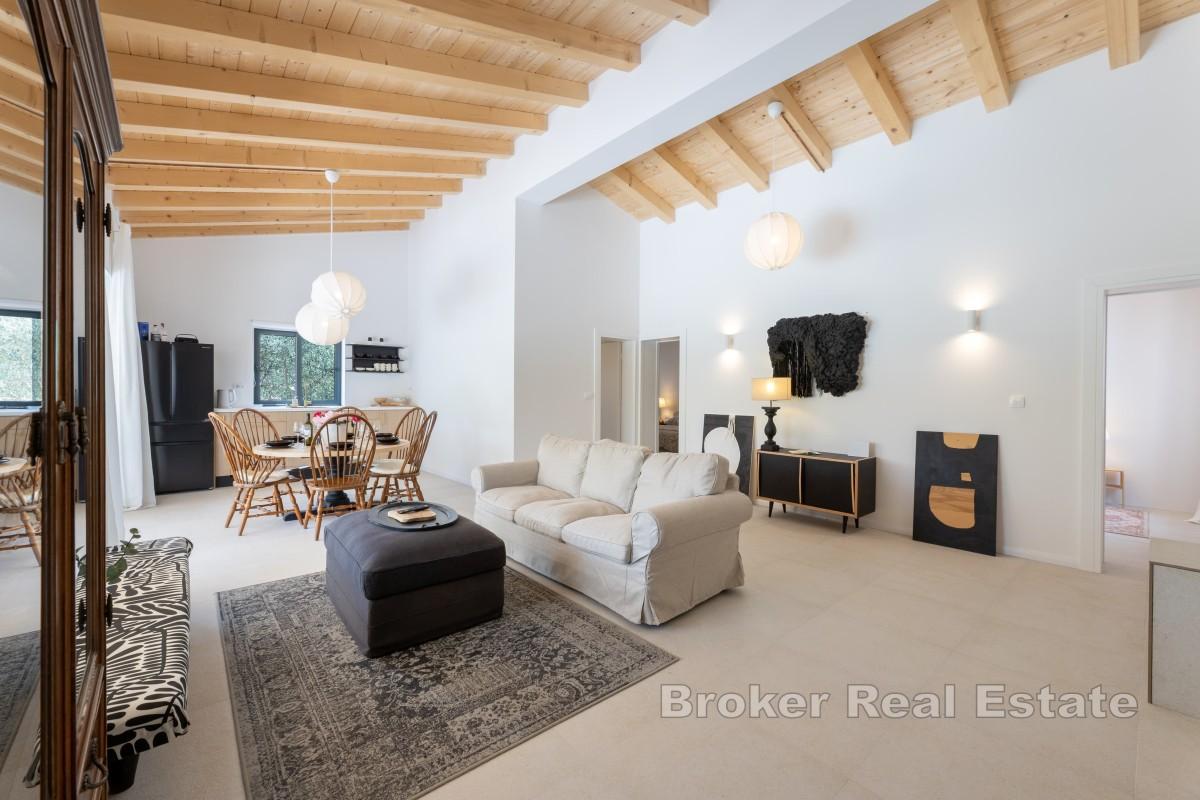 Modernes Einfamilienhaus mit Pool und angelegtem Olivenhain