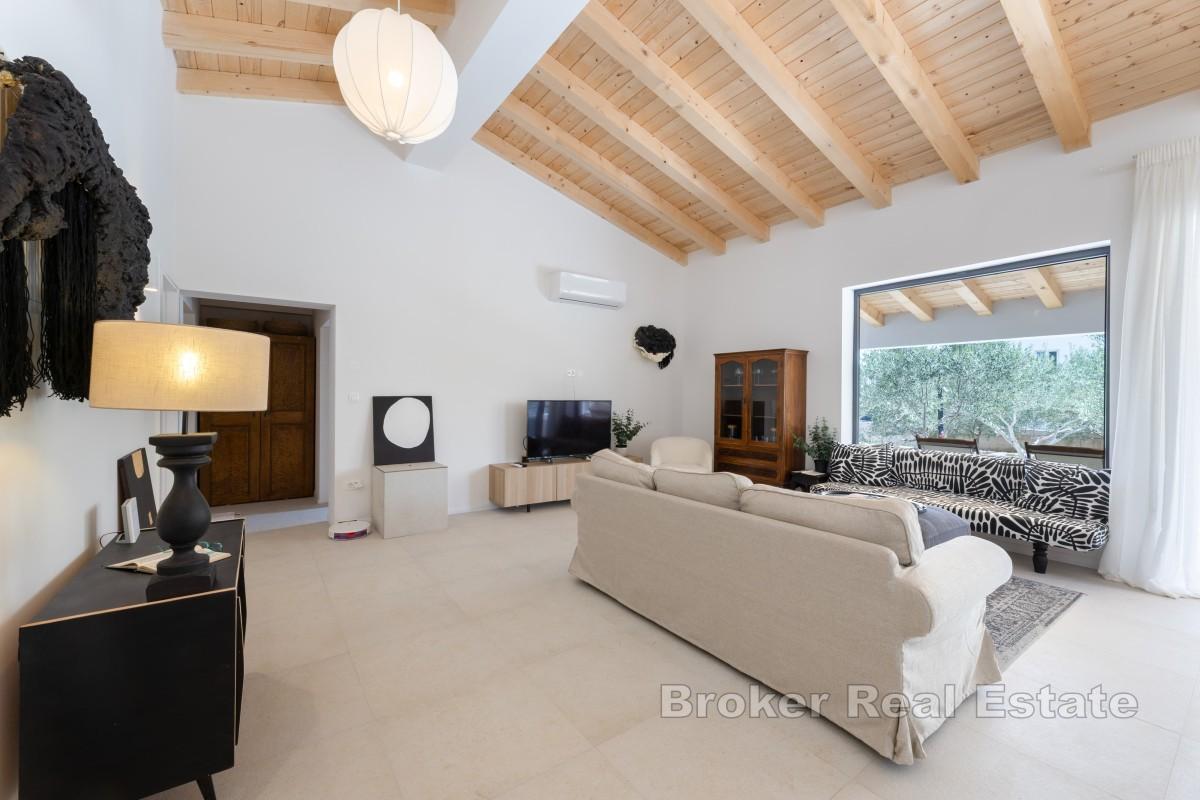 Modernes Einfamilienhaus mit Pool und angelegtem Olivenhain