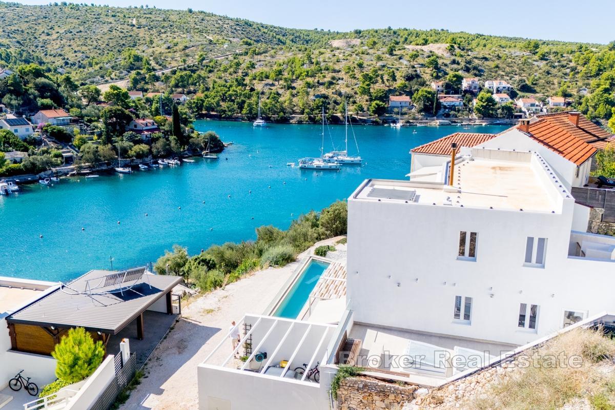Moderna vila s bazenom i panoramskim pogledom na more