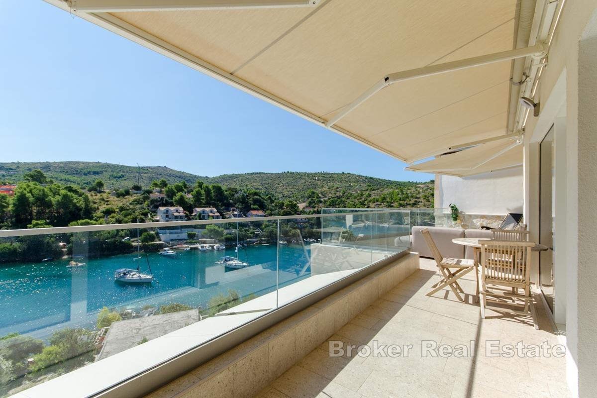 Moderna vila s bazenom i panoramskim pogledom na more