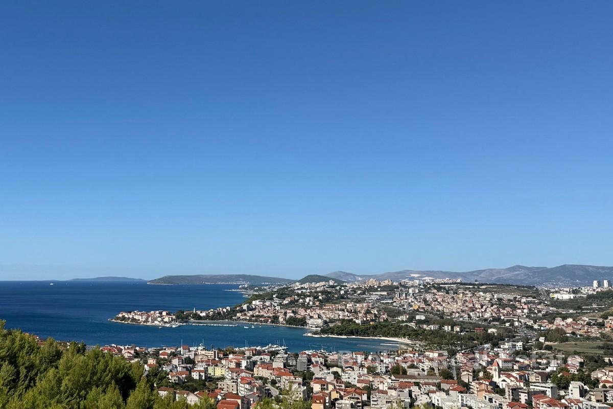 Terrain constructible avec vue imprenable sur la mer et les îles